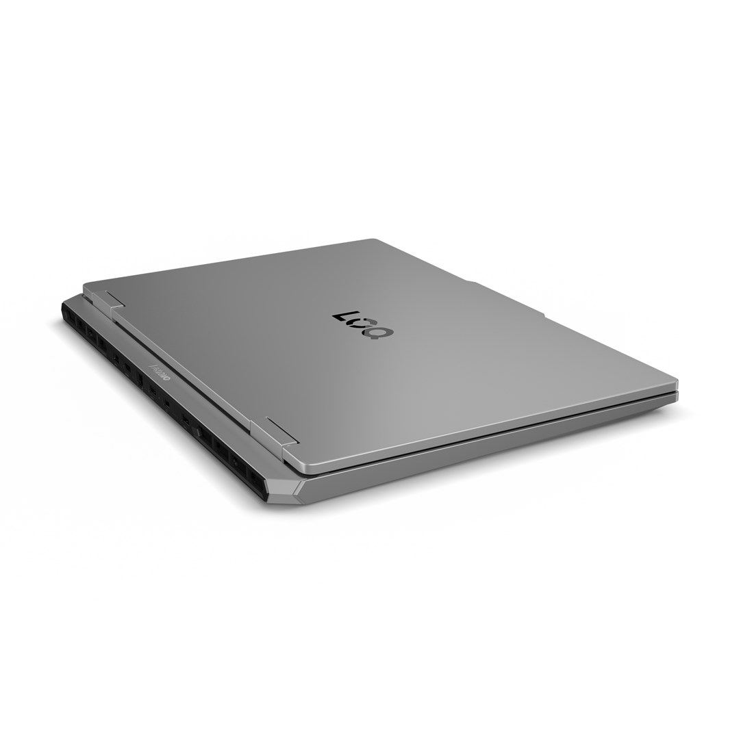 Srebrny laptop z numerem '007' na górze. Laptop jest lekko otwarty, ukazując profil boczny i nazwę marki.