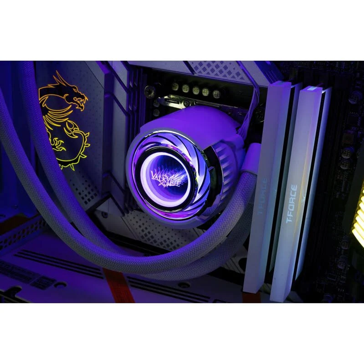 Los componentes internos de una computadora están iluminados con luz púrpura. Un enfriador de CPU está en foco con 'VALKYRIE' escrito en él.