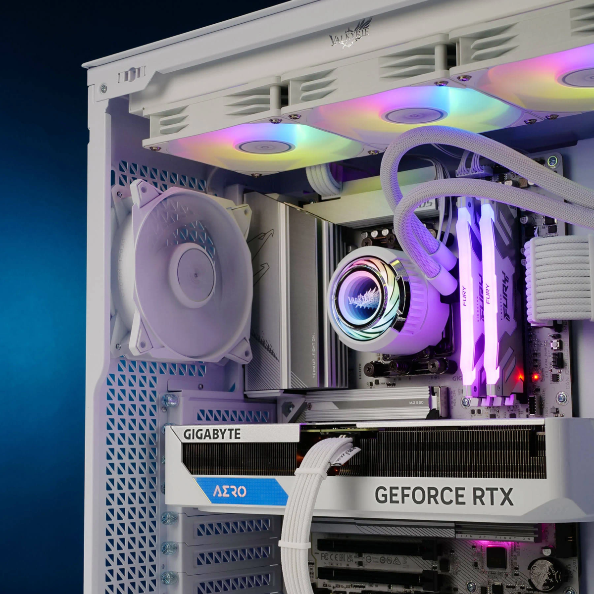 Una carcasa de ordenador blanca con componentes internos iluminados con luces de colores. Se ve una tarjeta gráfica Gigabyte GeForce RTX.