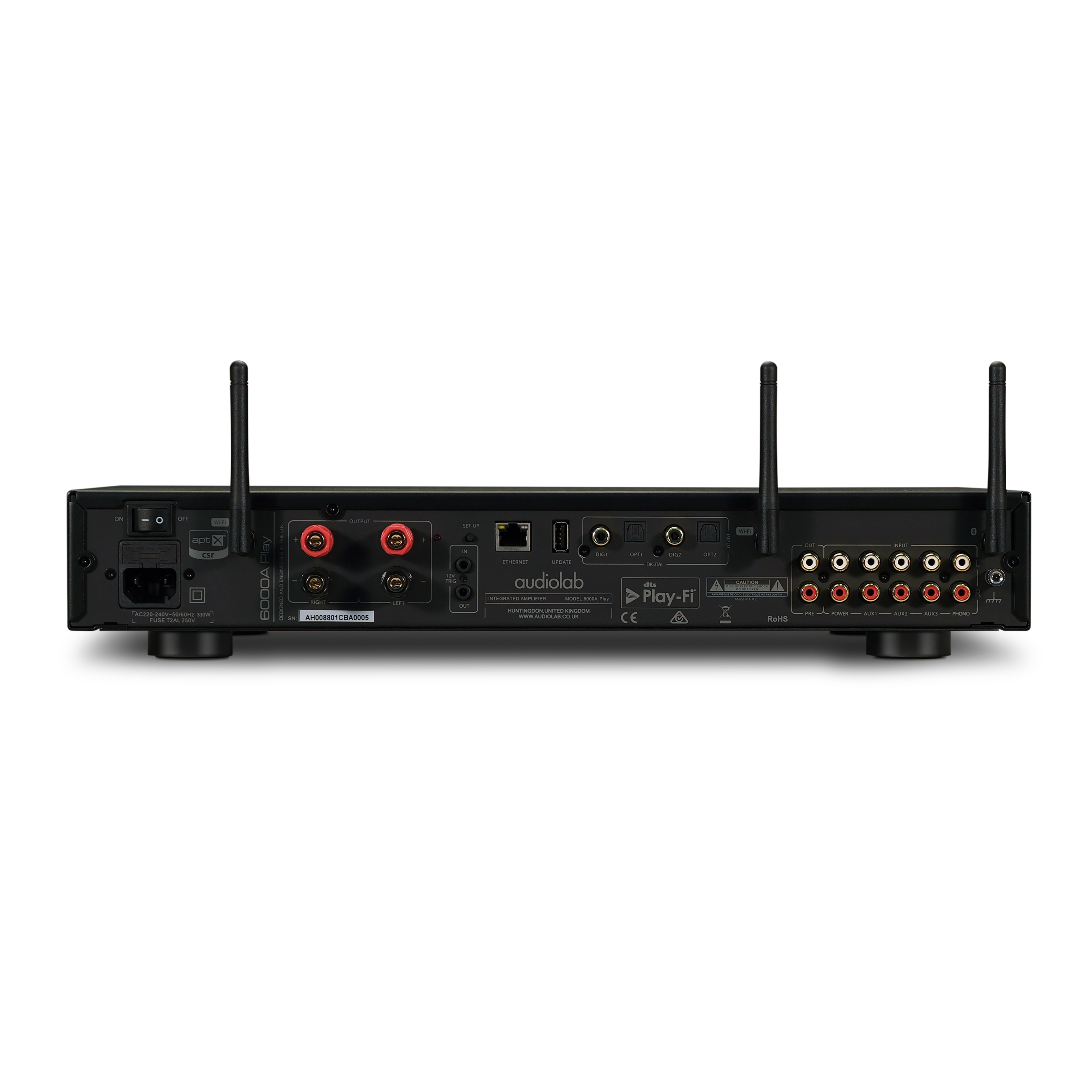 Zwart achterpaneel van audioversterker met poorten en connectoren, antennes bovenop en witte achtergrond.