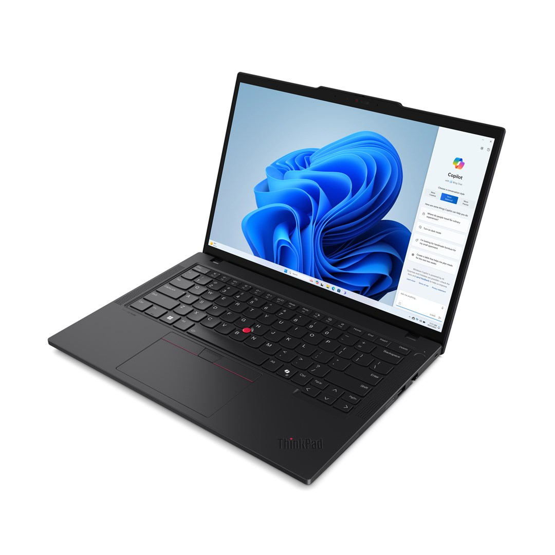 Czarny laptop ThinkPad na białej powierzchni. Ekran wyświetla logo Windows i panel Copilot.