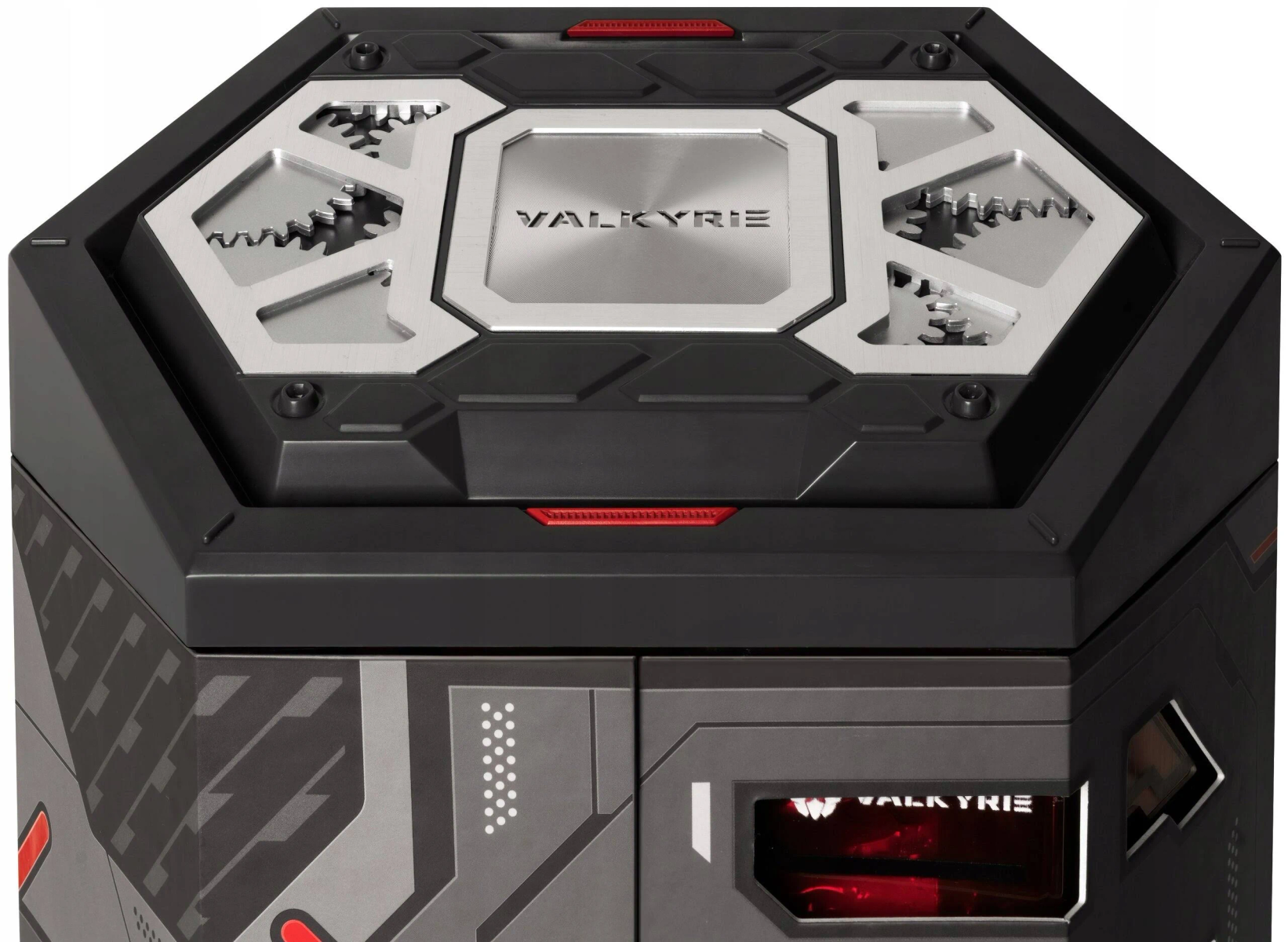 Caja negra y plateada con VALKYRIE arriba. Se ven engranajes y luces rojas. Diseño futurista.
