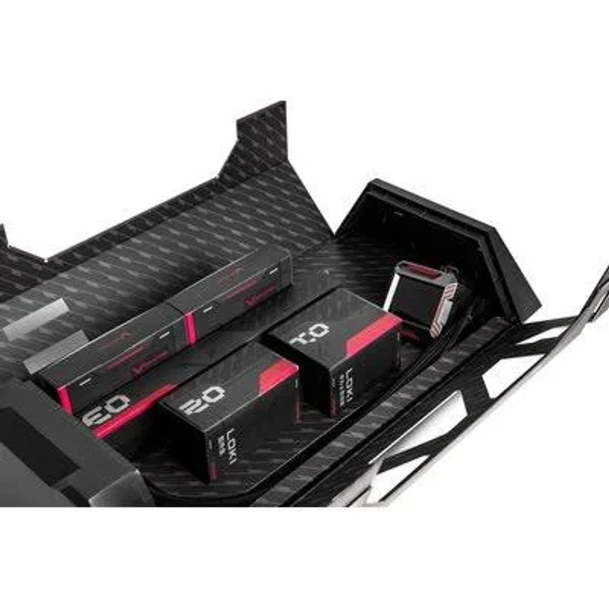 Caja negra abierta con productos tecnológicos. Cajas con acentos rojos y texto 'Loki', una pantalla y otros componentes visibles.