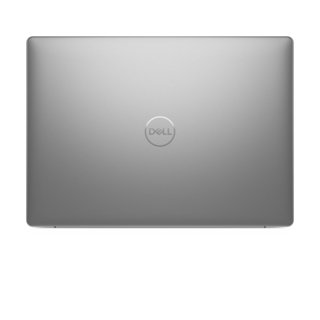 Srebrny laptop Dell, zamknięty, widok z góry. Logo Dell jest wyśrodkowane. Białe tło.