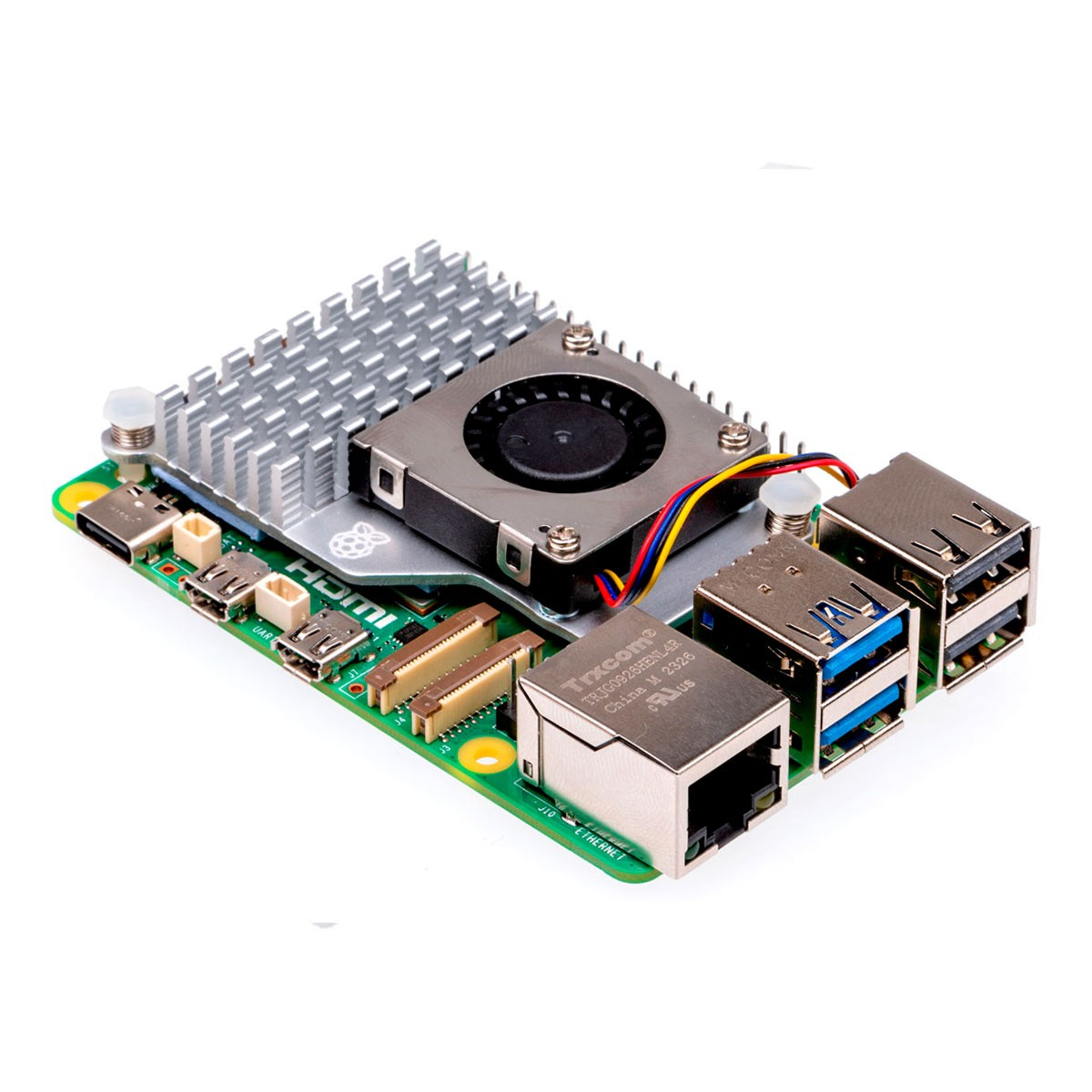 Eine grüne Raspberry Pi-Leiterplatte mit Lüfter, Kühlkörper und verschiedenen Anschlüssen, einschließlich USB und Ethernet, auf weißem Hintergrund.