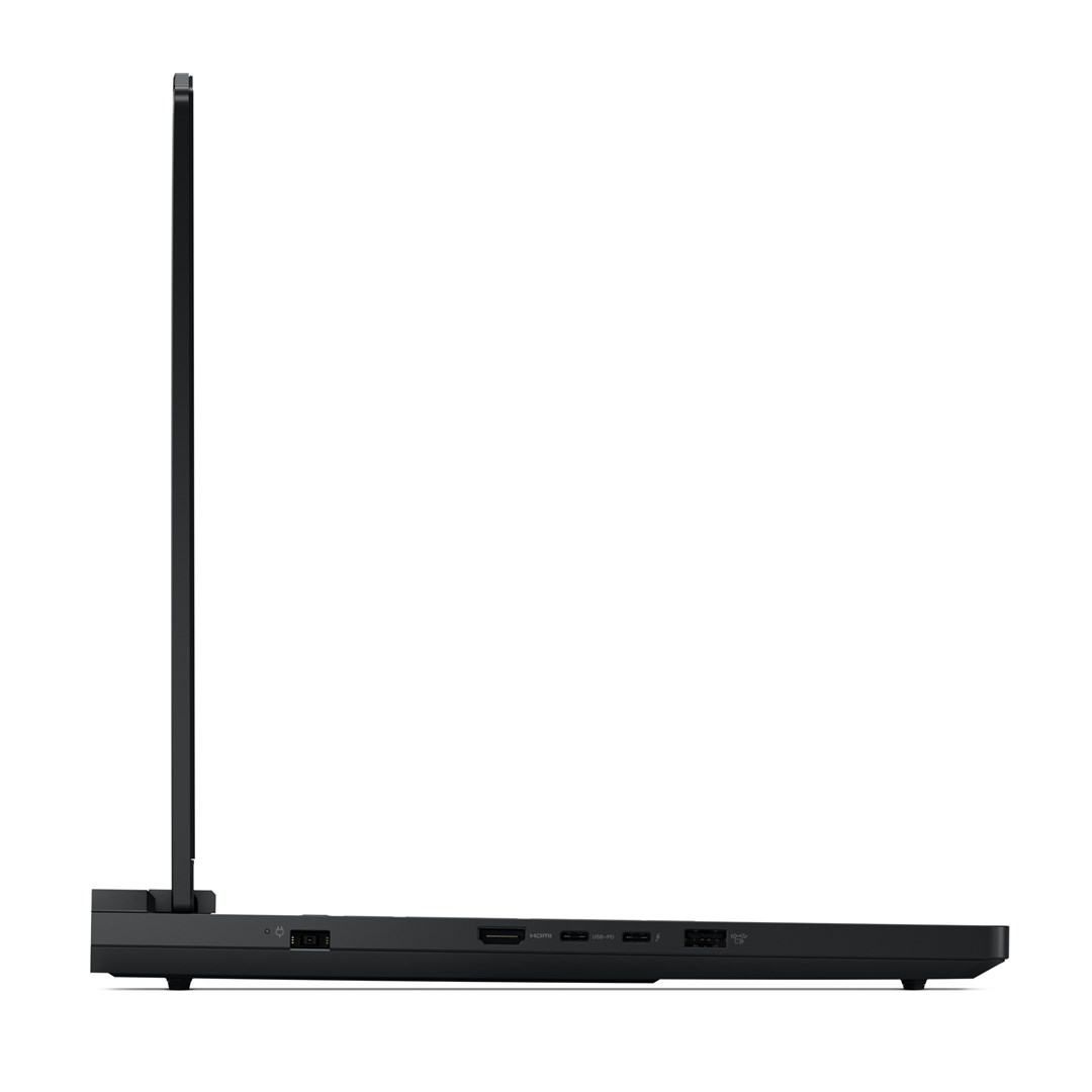 Widok z boku czarnego laptopa. Ekran jest otwarty, widoczna grubość. Porty widoczne wzdłuż podstawy.