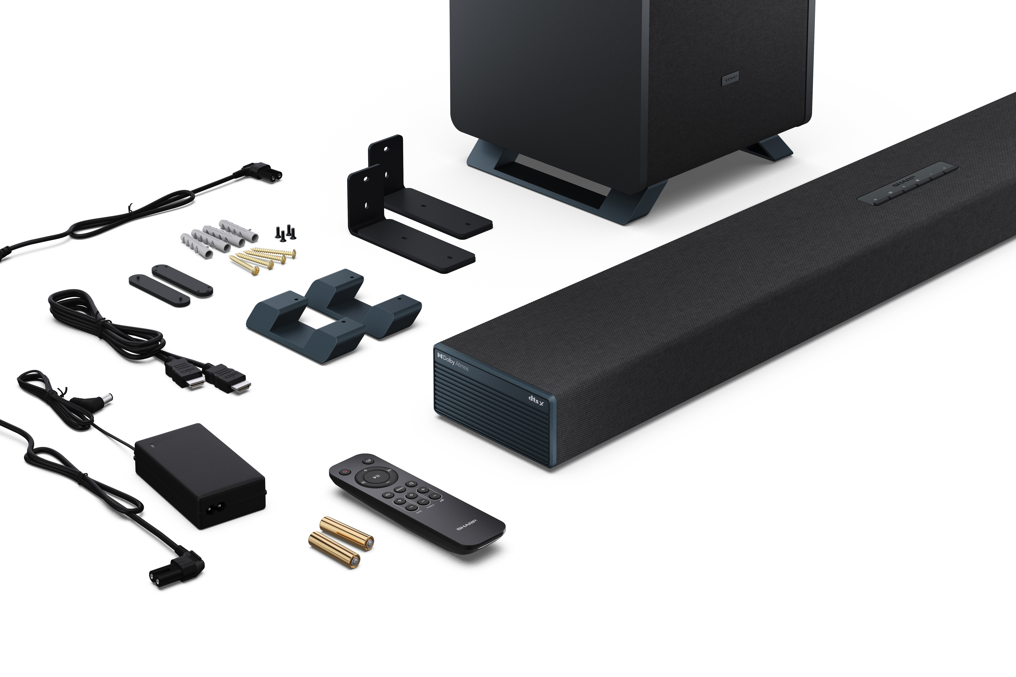 Ein Soundbar-System mit Lautsprecher, Subwoofer, Zubehör, Fernbedienung und Batterien auf weißem Untergrund.