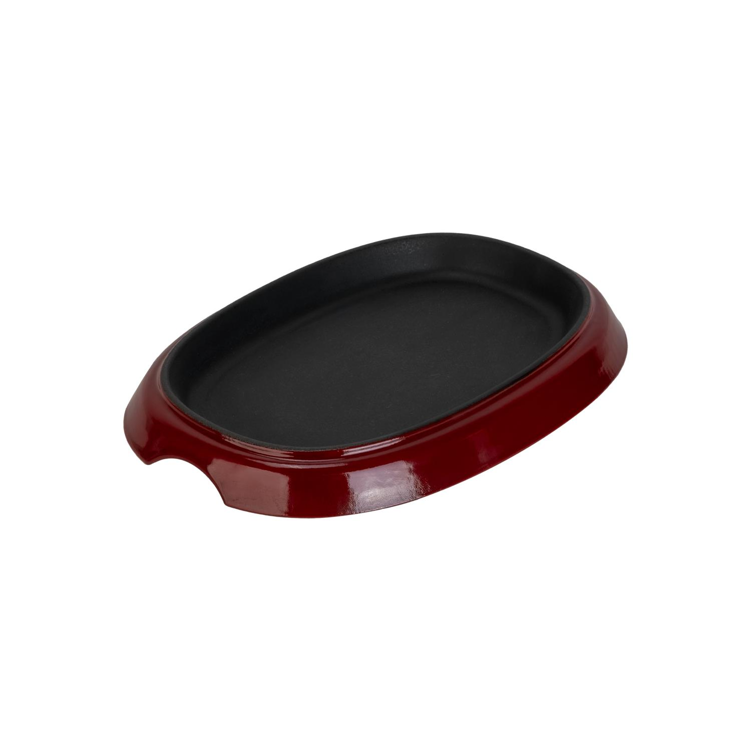 Siyah iç kısma sahip bordo renkli oval bir servis tabağı. Tabak parlak ve beyaz bir arka plan üzerinde duruyor.