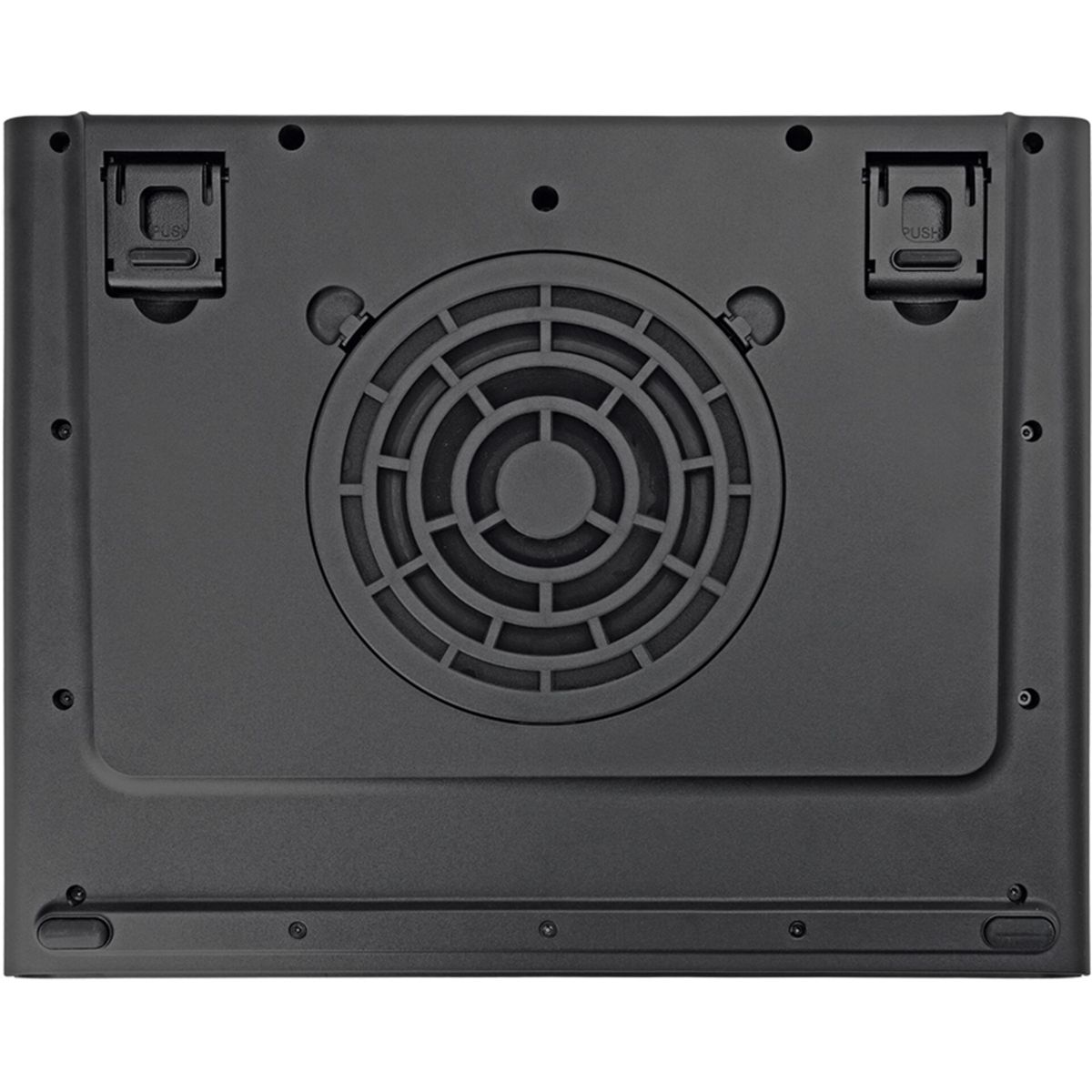 Primer plano de la parte trasera de un dispositivo electrónico negro. Presenta una rejilla de ventilador, dos clips con 'PUSH' y varios tornillos.