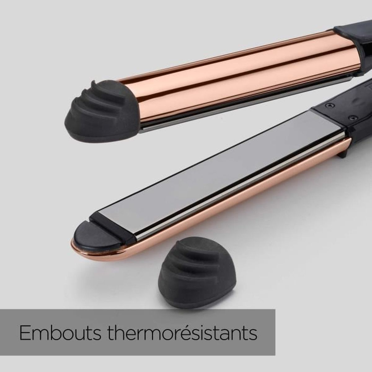 Primo piano di una piastra per capelli con dettagli oro rosa e neri. Sono presenti anche due punte nere resistenti al calore.