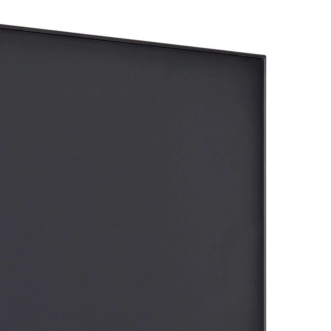 Zbliżenie ciemnoszarego prostokątnego obiektu, prawdopodobnie ramy lub panelu, na białym tle.