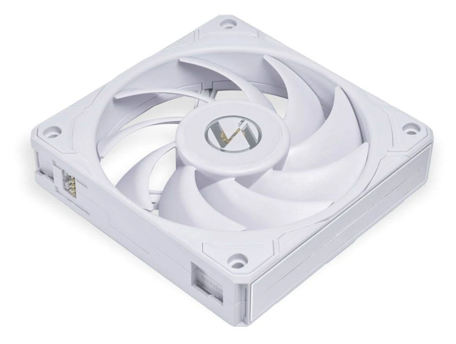 Un ventilateur d'ordinateur blanc avec sept pales. Le centre a un logo. Le cadre est carré. Le fond est blanc.