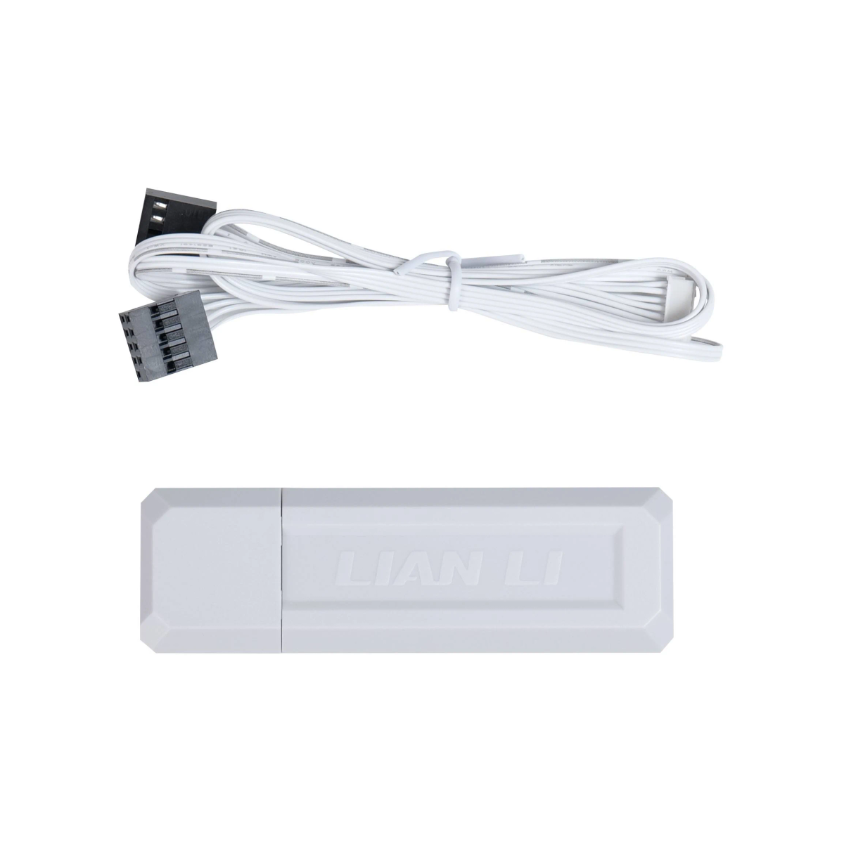 Un dispositivo Lian Li bianco e cavi bianchi con connettori su sfondo bianco. Il dispositivo ha il logo Lian Li.