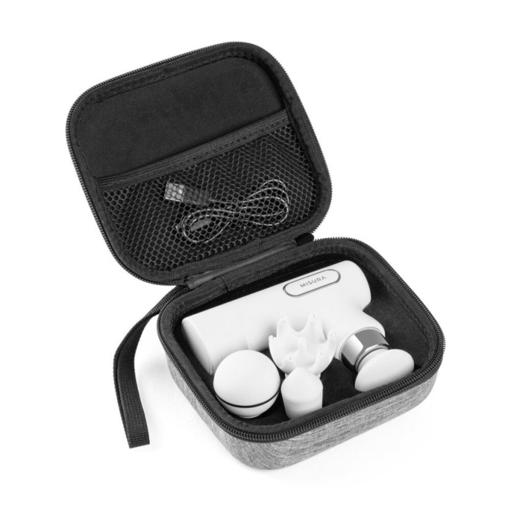 Otwarta walizka z białą pistoletem do masażu i nasadkami. Kabel USB znajduje się w górnej komorze. Walizka jest szara i czarna.