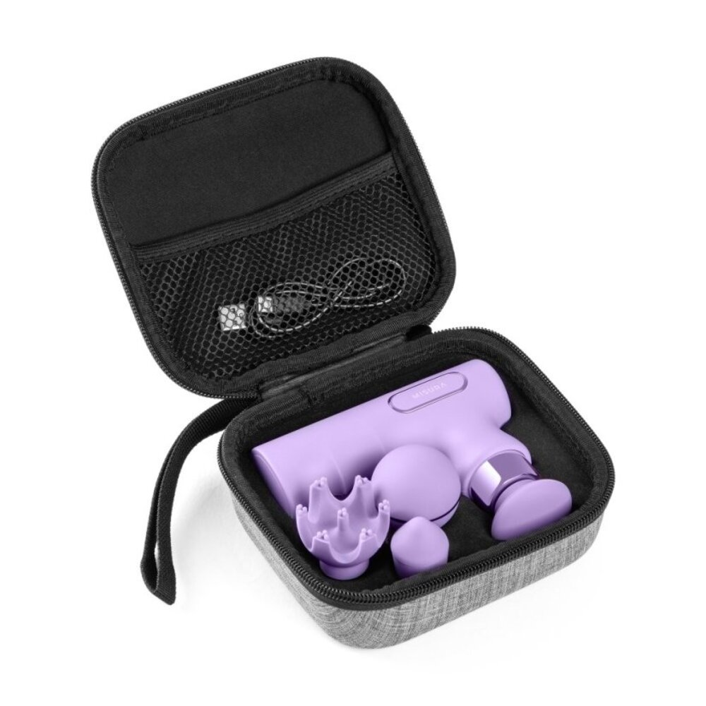 Lawendowy pistolet do masażu i akcesoria w otwartej czarnej walizce. Kabel USB w kieszeni wieka.