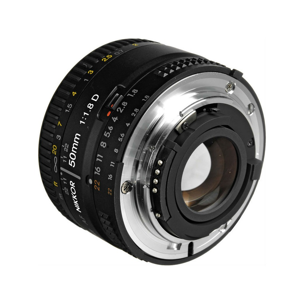 Un obiettivo Nikon 50mm 1:1.8 D nero e argento, vista angolata. Ghiera di messa a fuoco con numeri e informazioni sull'obiettivo visibili.