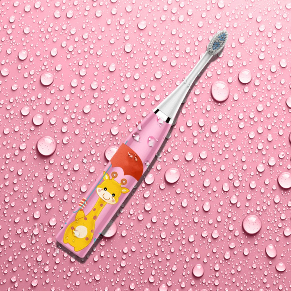 Eine rosa elektrische Zahnbürste mit Giraffendesign auf einem rosa Hintergrund mit Wassertropfen. Die Zahnbürste ist angewinkelt.
