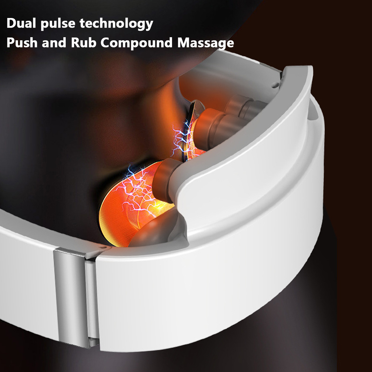 Ein weißes Nackenmassagegerät liegt um den Hals einer Person. Oranges und rotes Licht befindet sich im Gerät, mit blauen Elektrizitätsfunken.