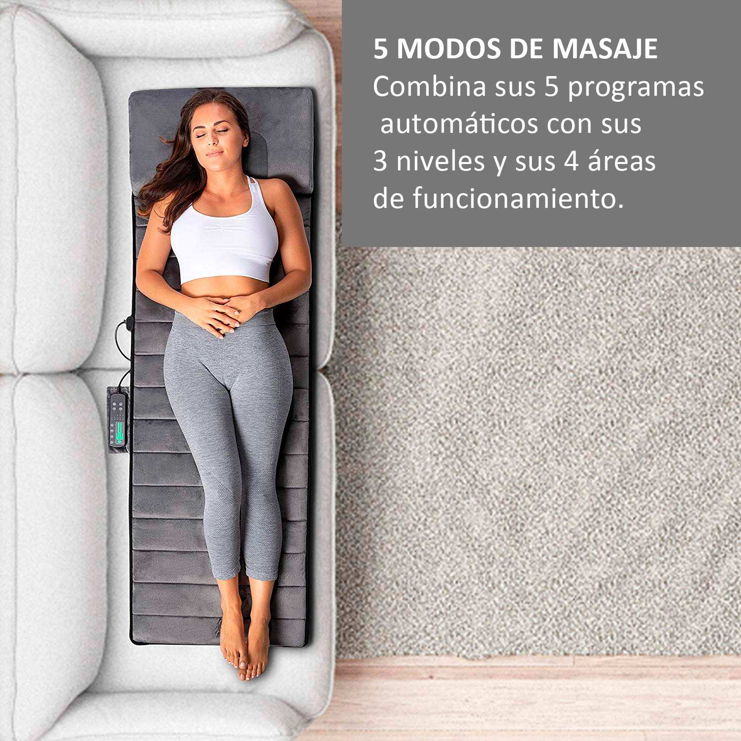 Una mujer acostada en un tapete de masaje en un sofá. Viste top blanco y pantalón gris. Texto describe modos de masaje.