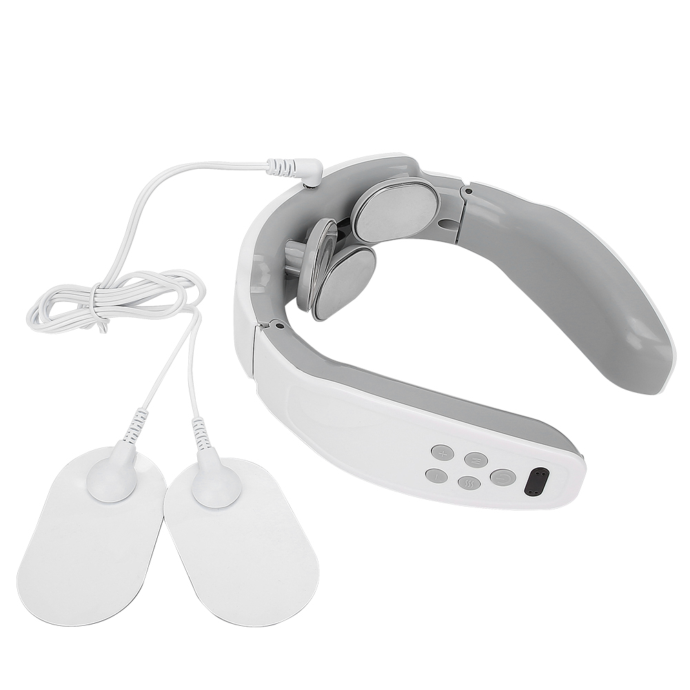 Ein weiß-graues Nackenmassagegerät mit befestigten Pads und einem Bedienfeld. Kabel verbinden die Pads und das Massagegerät.