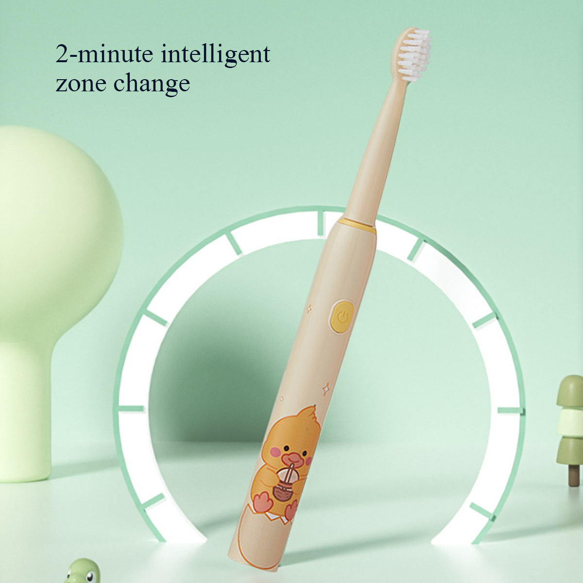 Eine beige elektrische Zahnbürste mit Enten-Design, umgeben von einem grünen Hintergrund mit einer Uhr und anderen kleinen Objekten.