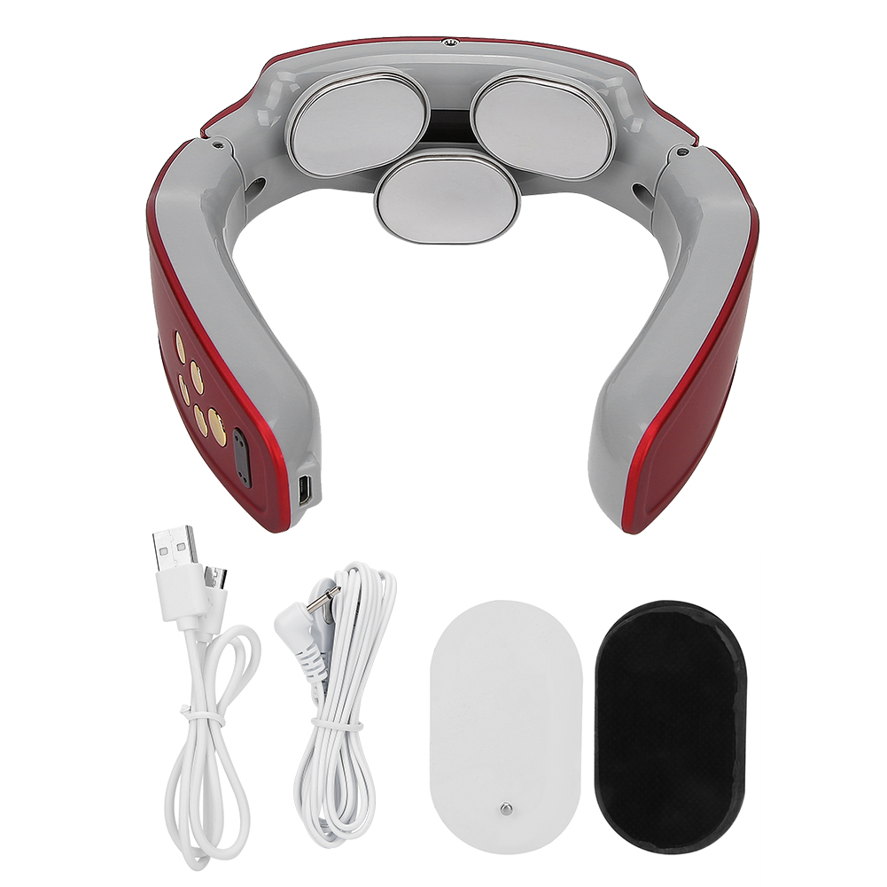 Ein rotes und graues Nackenmassagegerät mit silbernen Pads, mit weißen Ladekabeln und Pads auf weißem Hintergrund.