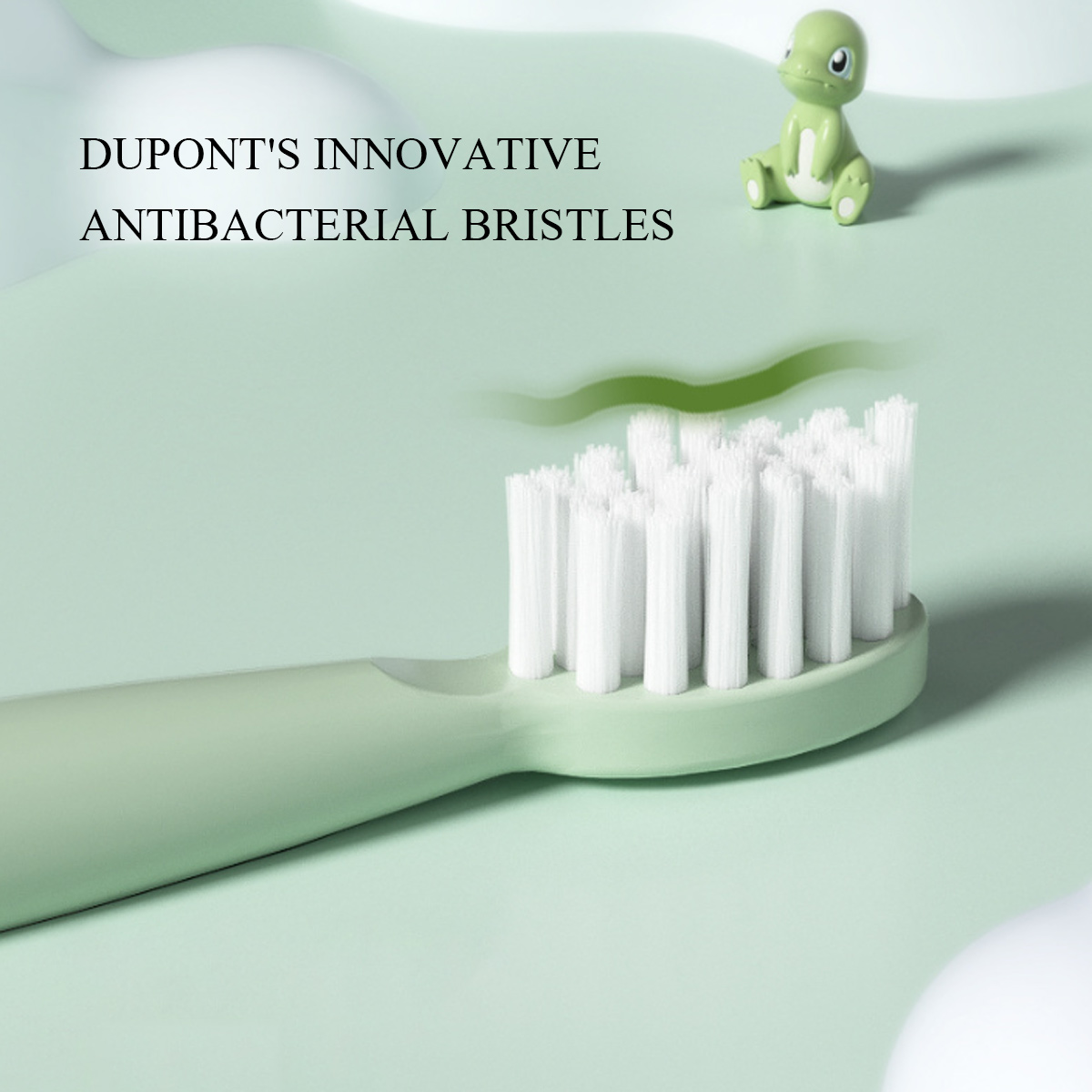 Eine grüne Zahnbürste mit weißen Borsten, ein kleiner grüner Dinosaurier und Text: 'DUPONT'S INNOVATIVE ANTIBACTERIAL BRISTLES' auf grünem Hintergrund.