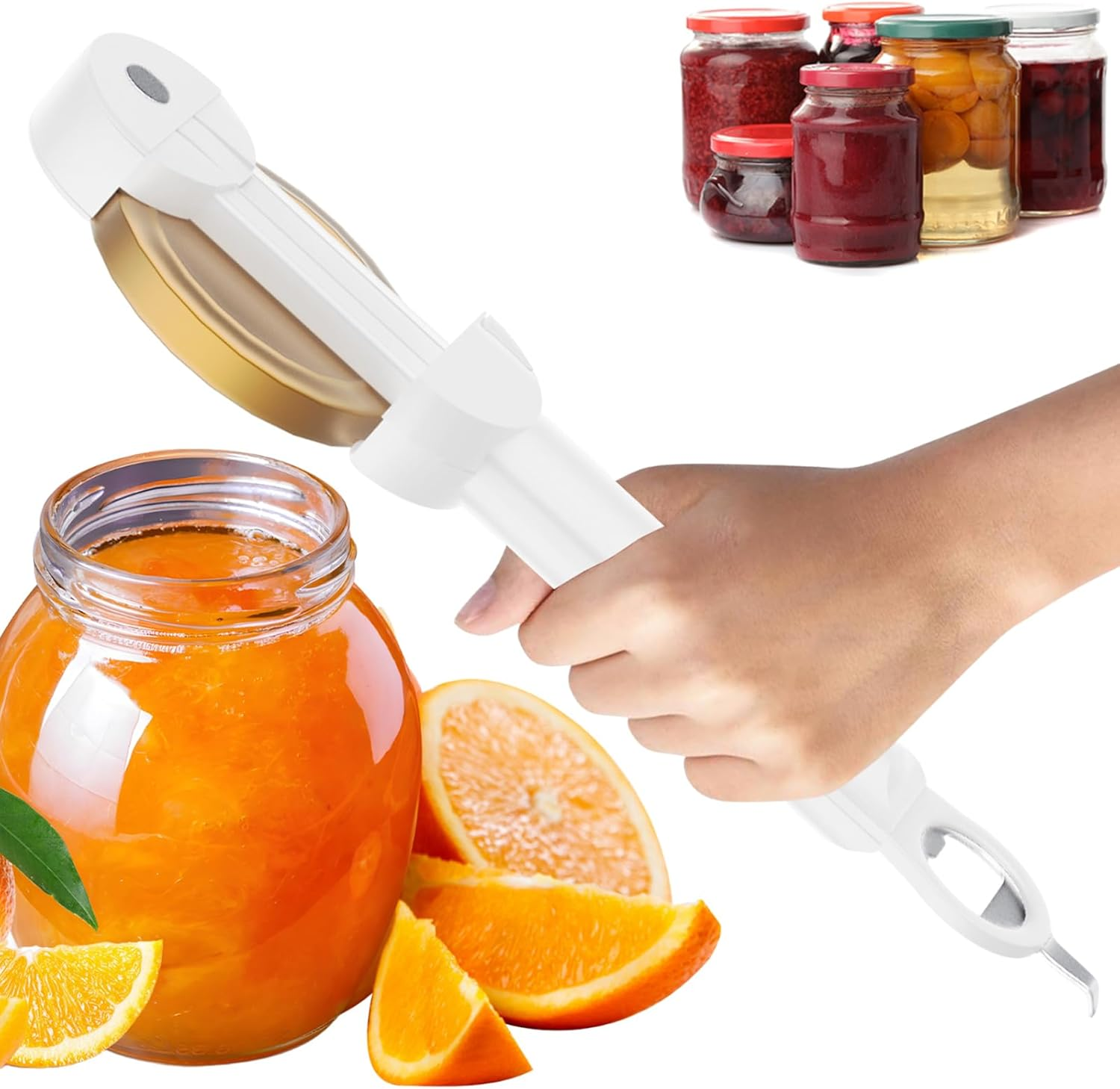 Eine Hand hält einen weißen Gläseröffner über einem Glas Orangengelee mit Orangenscheiben. Gläser mit Konserven sind im Hintergrund.