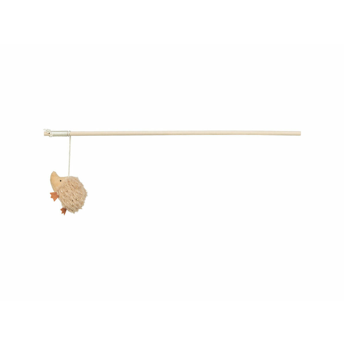 Un riccio giocattolo beige è appeso a un bastoncino di legno su sfondo bianco. Il riccio è piccolo e soffice.