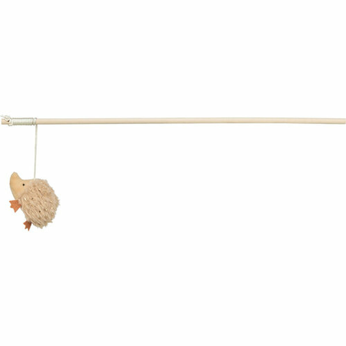 Un giocattolo a forma di riccio beige è appeso a un bastoncino di legno. Lo sfondo è bianco. Il giocattolo ha piedi arancioni.