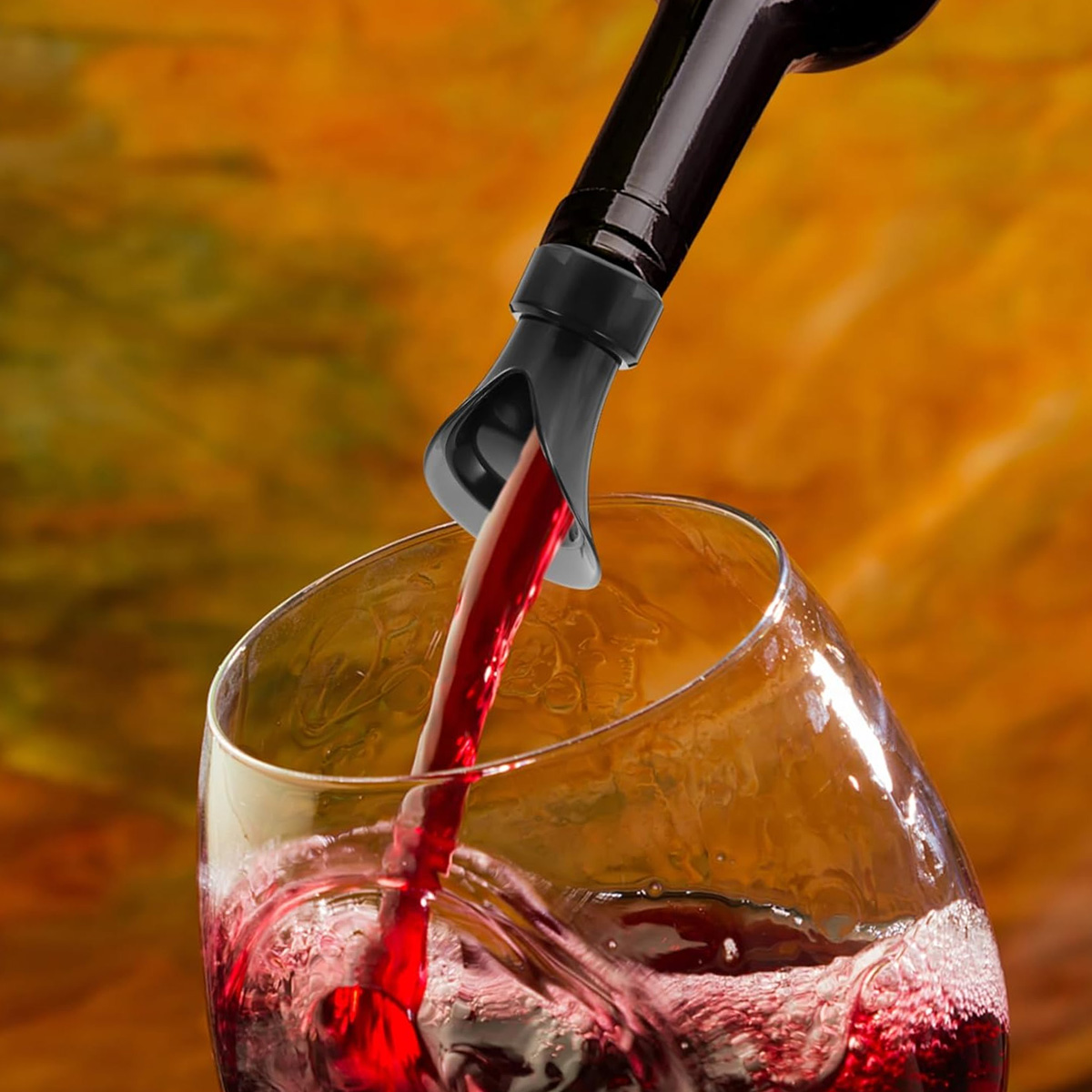 Rotwein wird aus einer Flasche in ein Glas gegossen. Die Flasche hat einen schwarzen Ausgießer. Der Hintergrund ist gelb und orange.