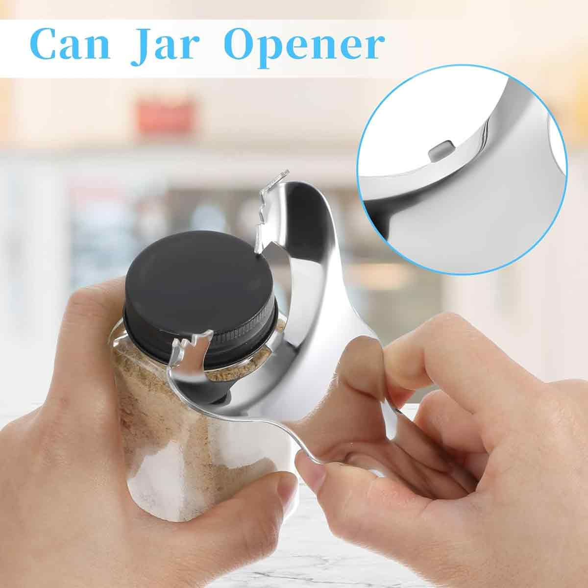 Ein Dosenöffner wird von zwei Händen gehalten. Der Öffner umschließt ein mit Gewürzen gefülltes Glas. Eine Nahaufnahme zeigt das Design.