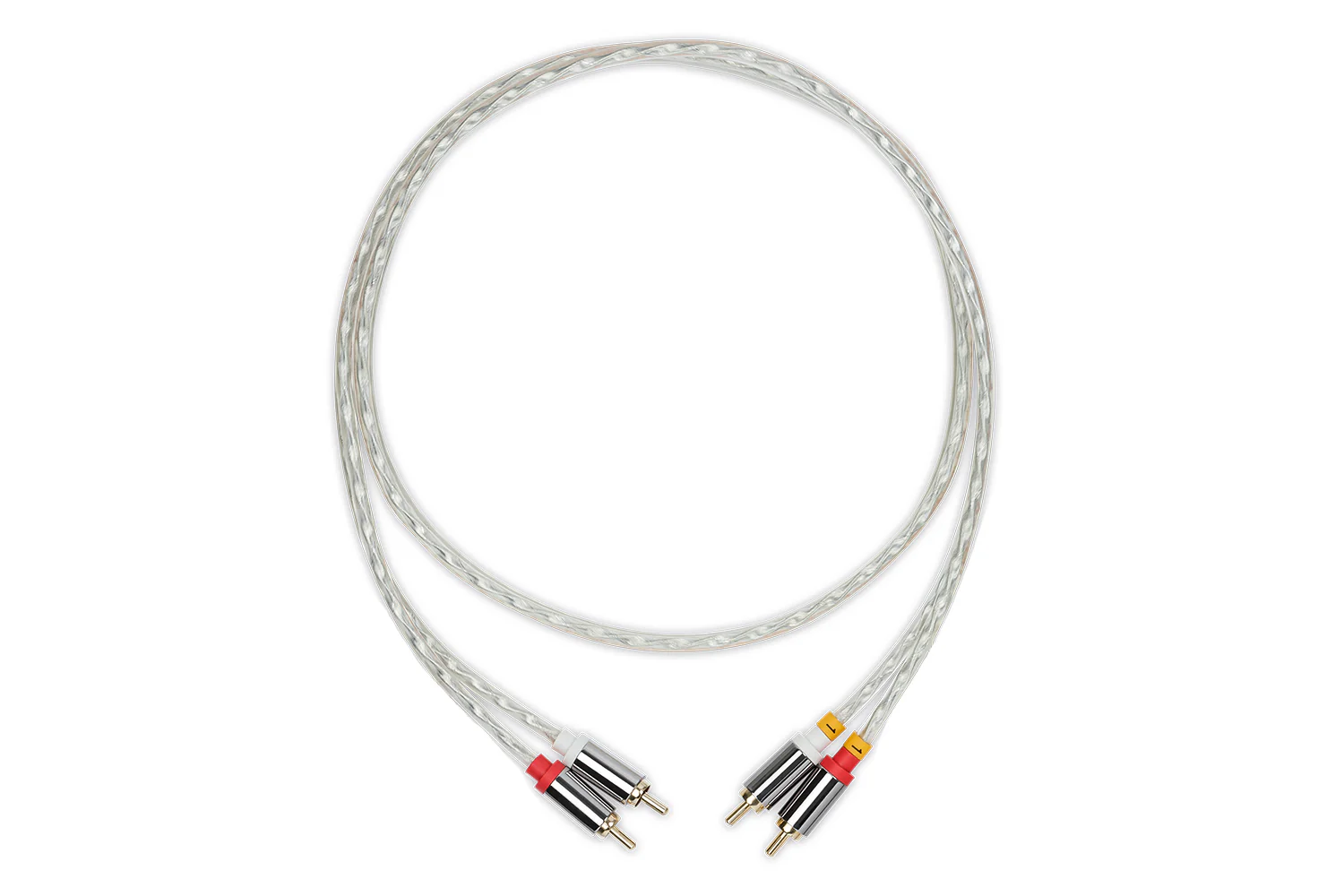 Dwa kable audio z przezroczystą izolacją i srebrnymi złączami na białym tle. Czerwone i żółte pierścienie na złączach.