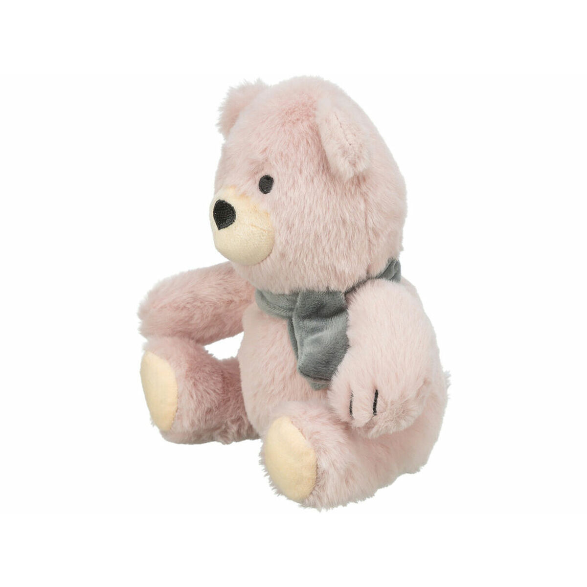 Un orsacchiotto rosa con una sciarpa grigia è seduto su sfondo bianco. L'orso ha un naso nero e piccoli occhi.