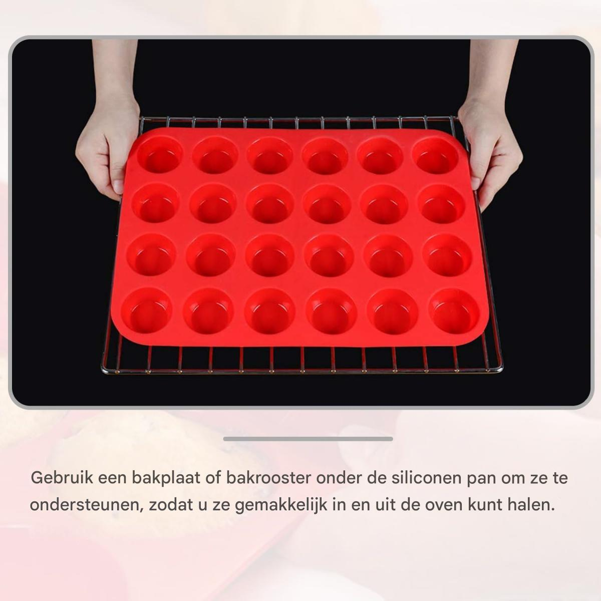 Rote Silikon-Muffinform auf einem Metallrost, gehalten von Händen, vor schwarzem Hintergrund. Die Form hat 24 Formen.