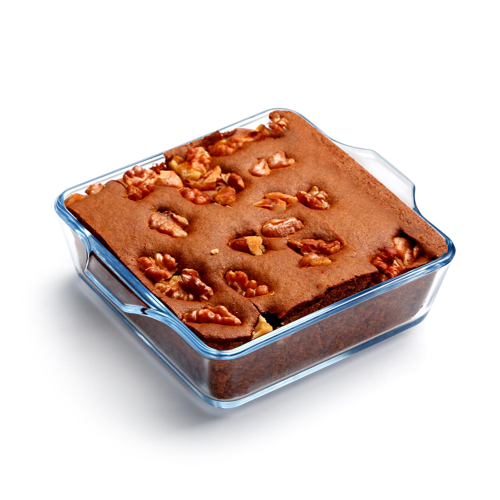 Ein quadratischer Brownie mit Walnüssen auf einem klaren Glas-Backblech. Weißer Hintergrund.