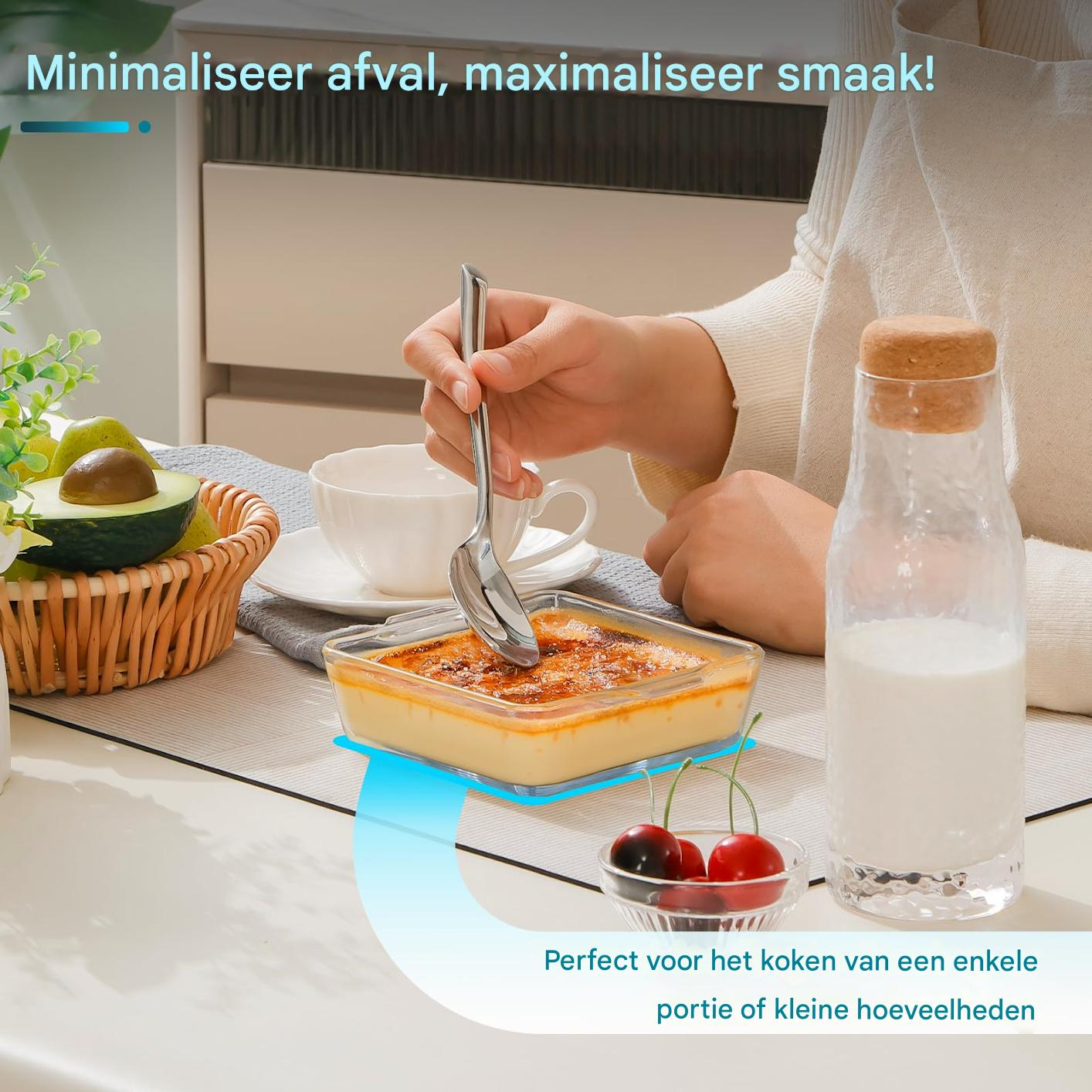 Eine Person isst mit einem Löffel Crème brûlée. Rechts ist eine Glasflasche mit Milch. Kirschen sind vorne.