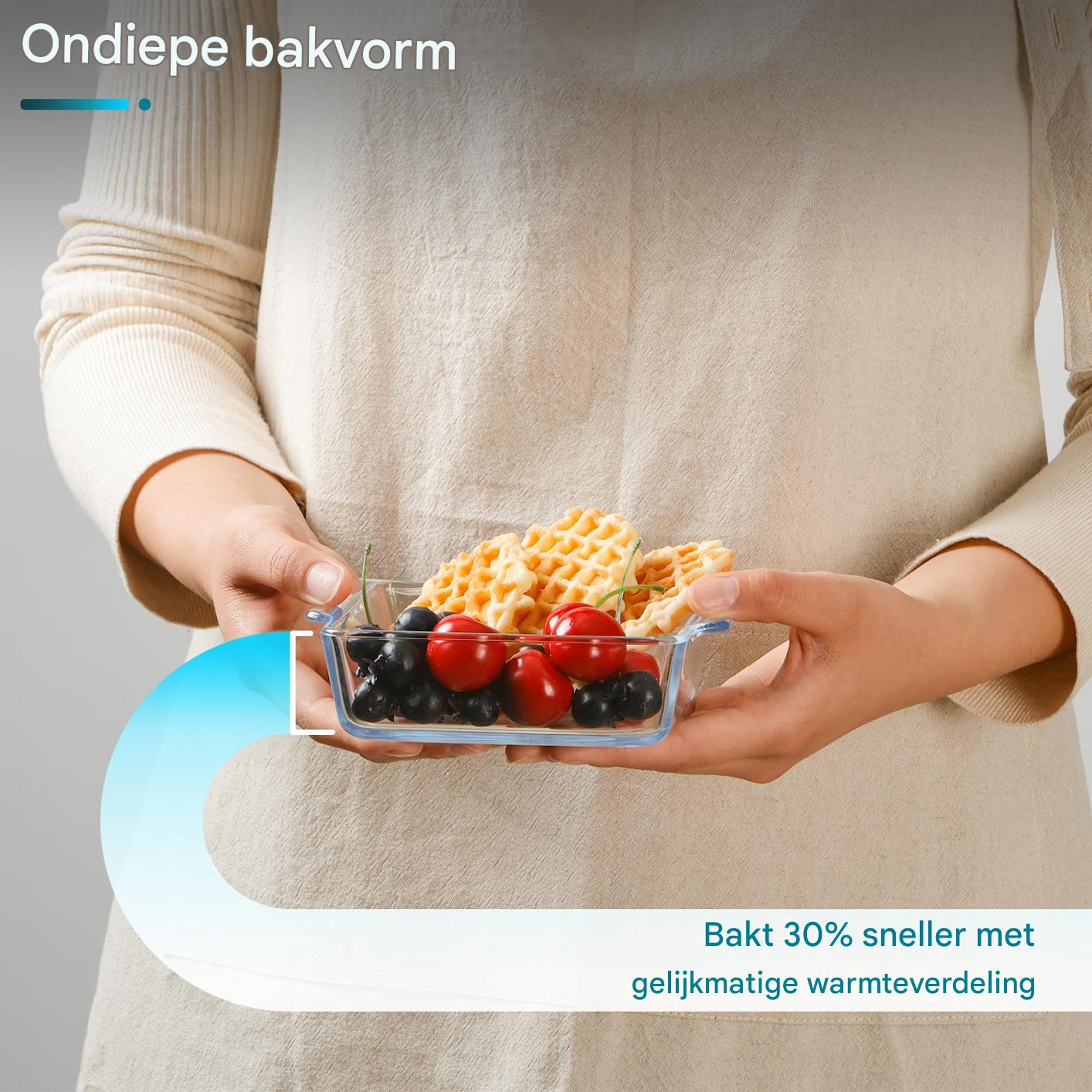 Eine Person hält eine Glasschale mit Waffeln, Kirschen und Blaubeeren. Der Text sagt, dass es 30 % schneller backt.