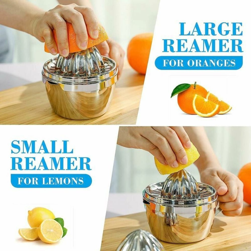 Eine Hand presst eine Orangenhälfte auf eine silberne Reibahle. Das Bild zeigt eine Reibahle für Orangen und Zitronen, mit Obst.