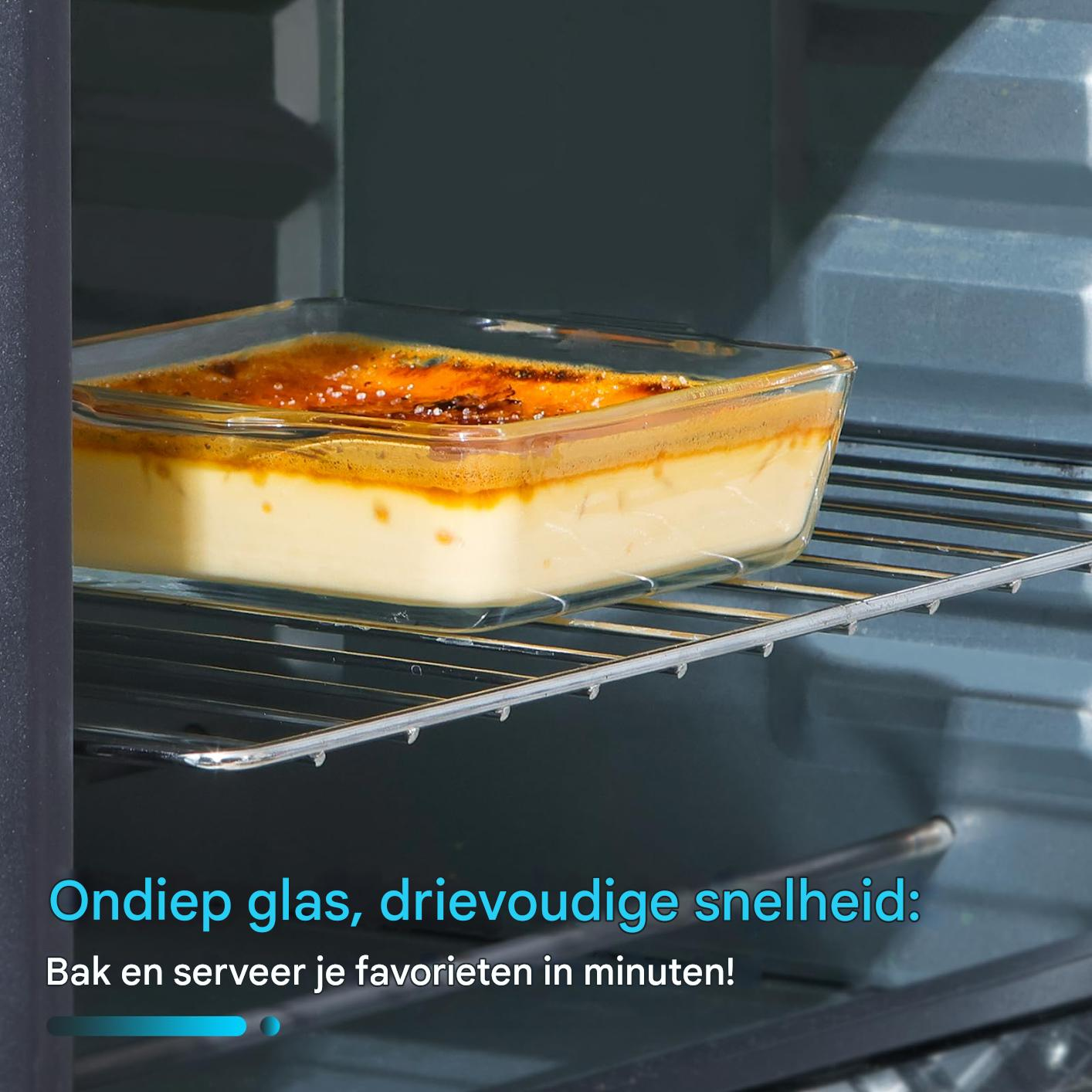 Ein Glasgericht mit einem goldbraunen Dessert in einem Ofen. Das Dessert steht auf einem Rost. Innenraum grau.
