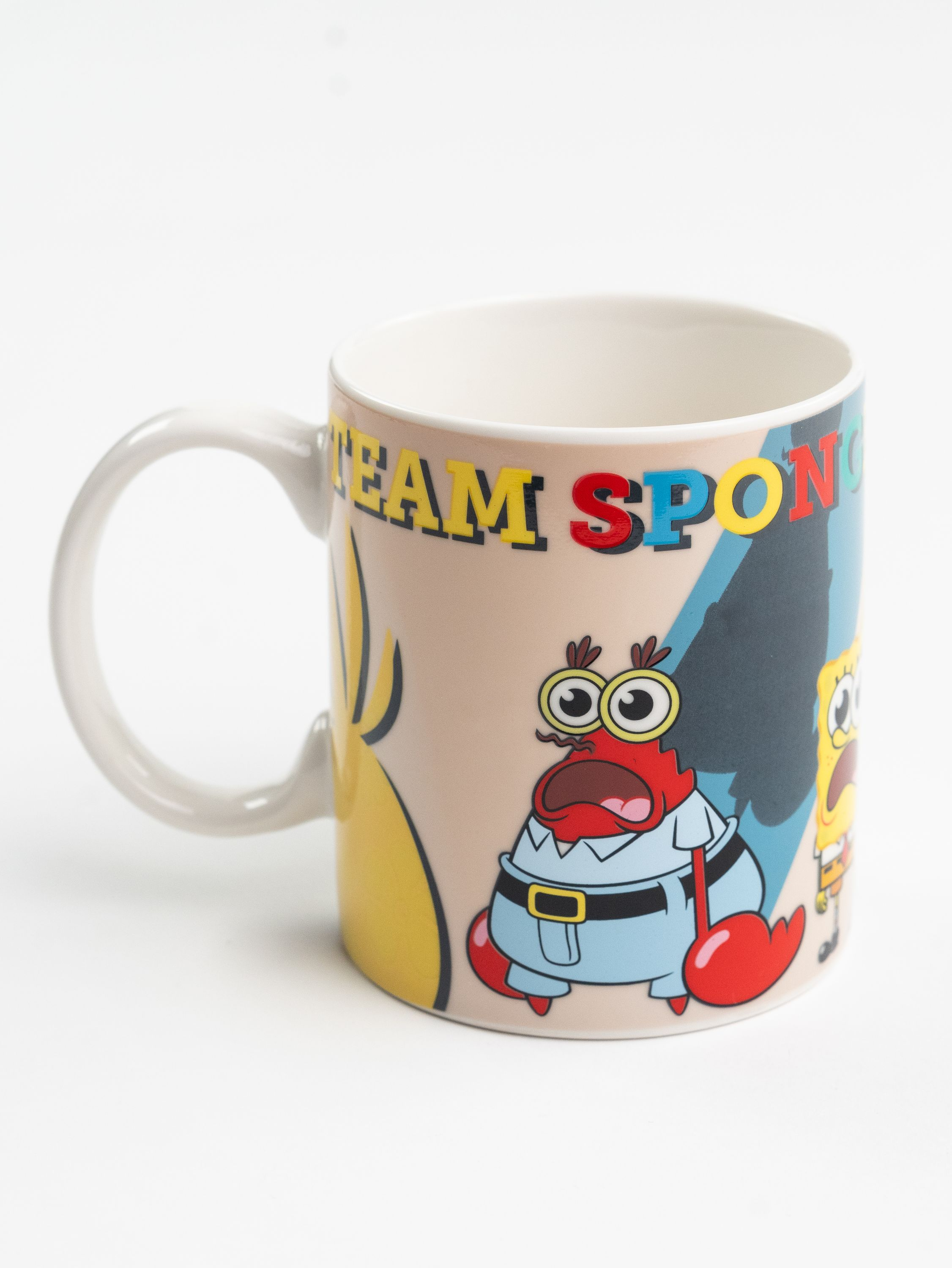 Eine Tasse mit SpongeBob-Figuren. Sie hat einen weißen Griff und die Worte TEAM SPONGEBOB.
