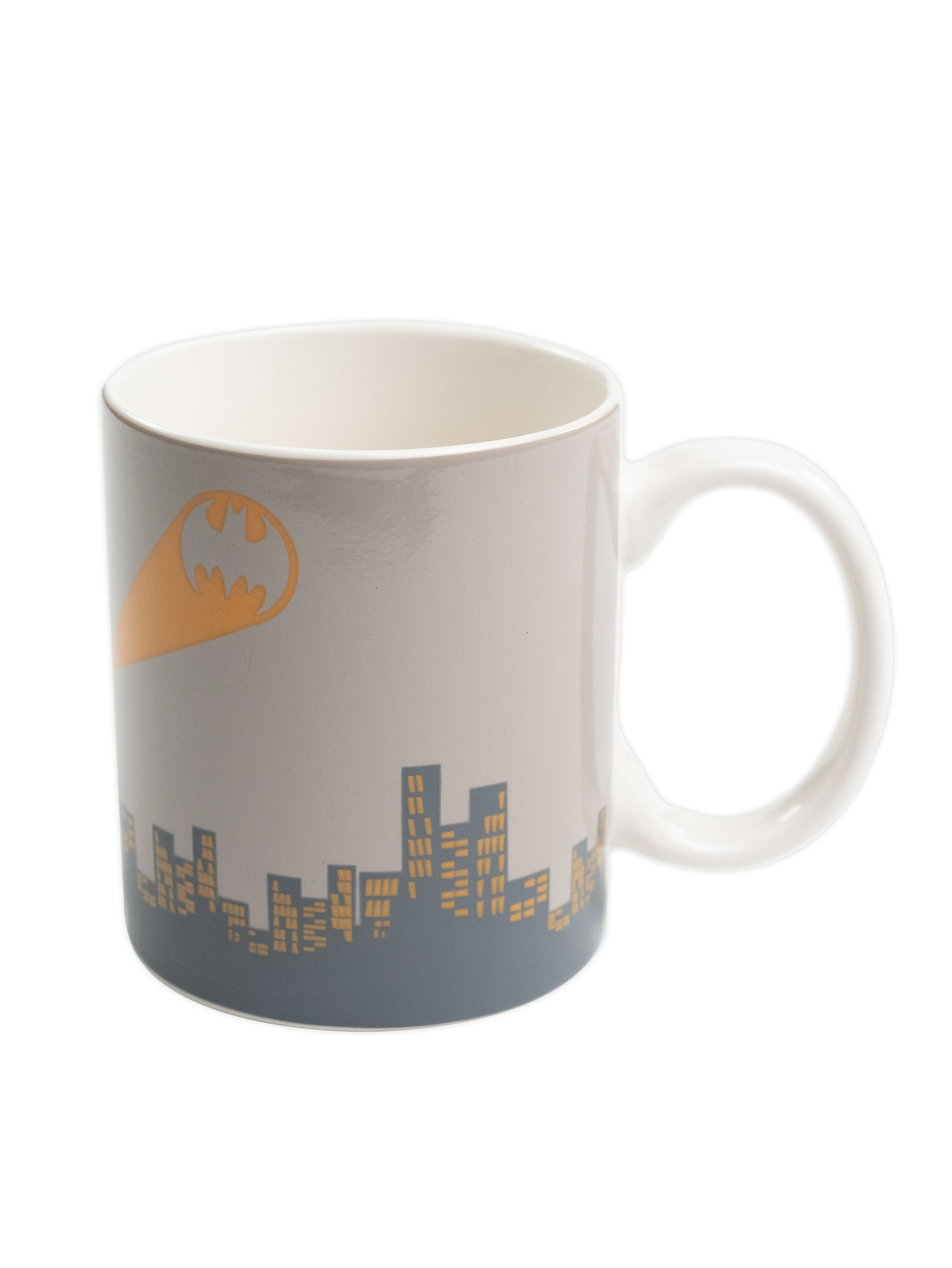 Eine Batman-Tasse mit Skyline und Logo auf weißem Hintergrund.