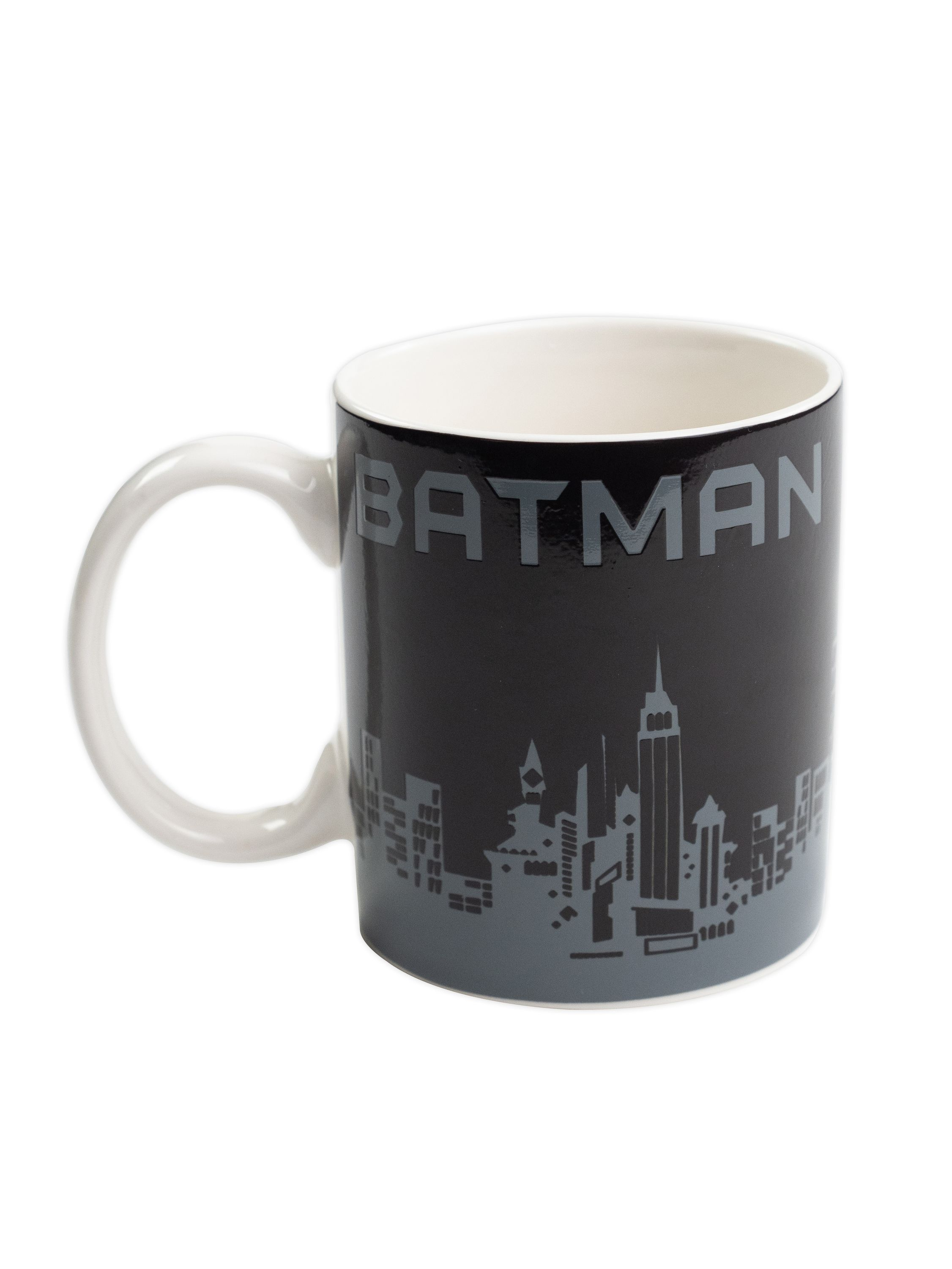 Eine Batman-Tasse mit Stadtbild-Design. Die Tasse hat einen weißen Griff und Innenraum.