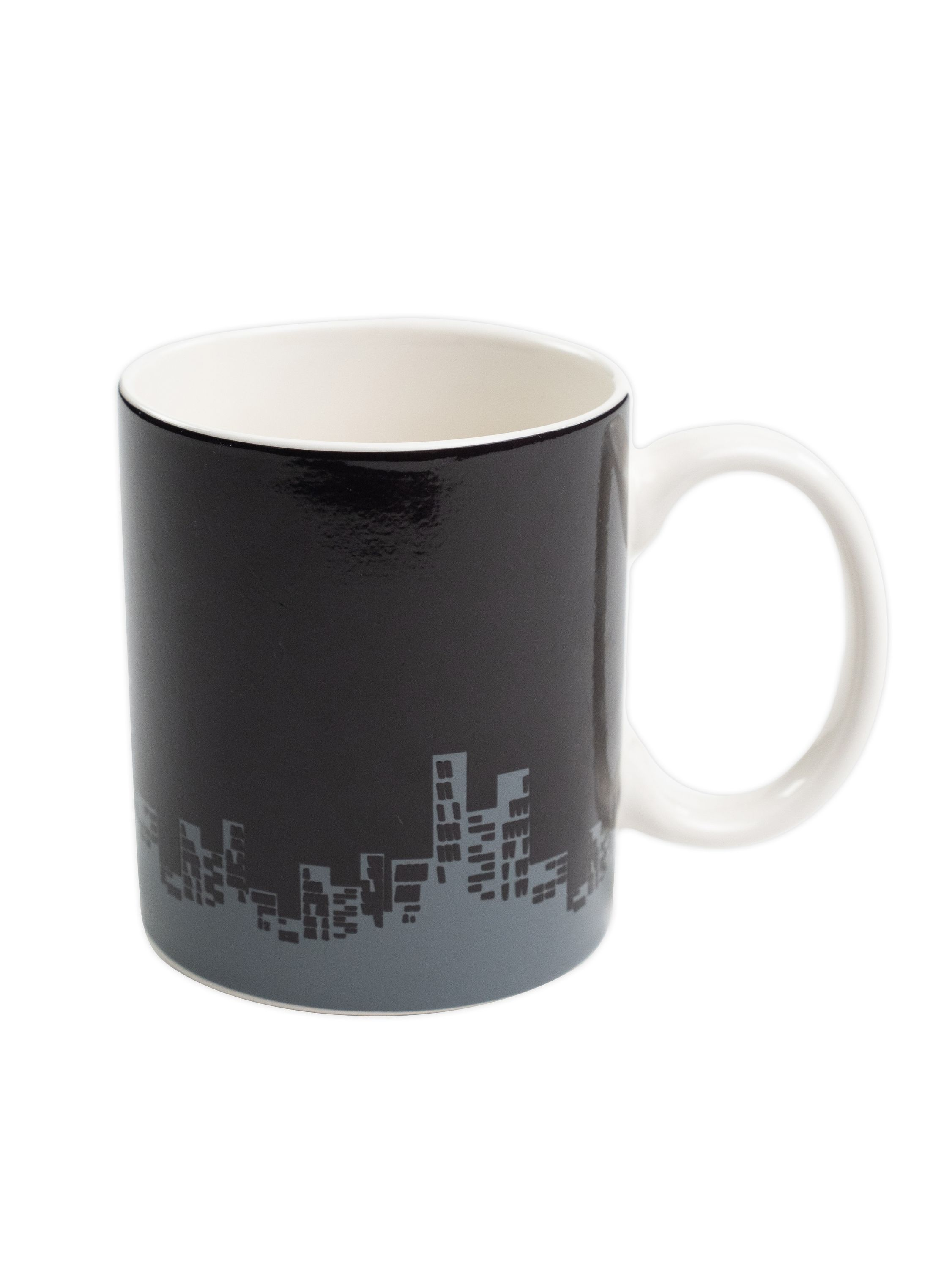 Eine Tasse mit weißem Griff, schwarzer Außenseite und einem Skyline-Design am Boden.