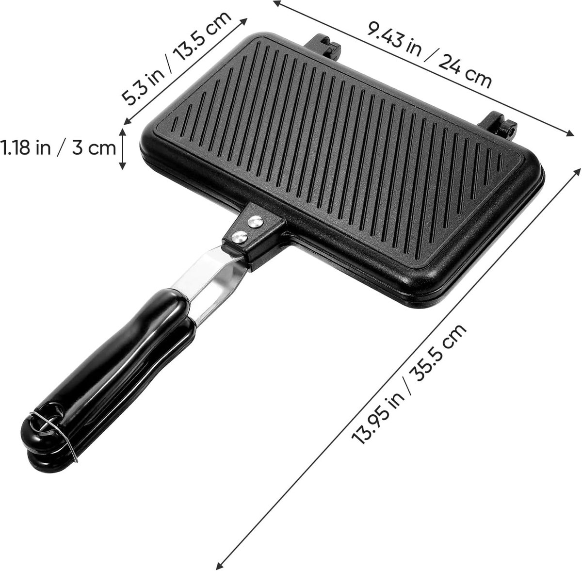 Ein schwarzer Sandwichmaker mit langem Griff und geriffelten Kochflächen. Abmessungen sind mit Pfeilen und Zahlen angegeben.