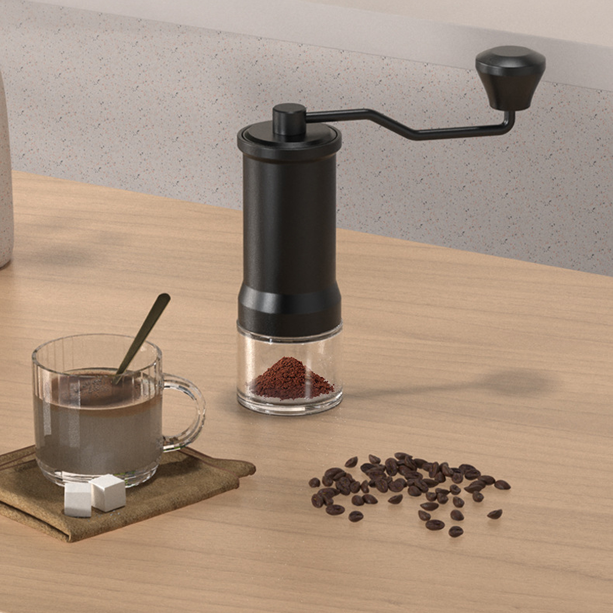 Eine Kaffeemühle, eine Tasse Kaffee mit Zuckerwürfeln, Kaffeebohnen und ein Löffel auf Holzoberfläche.