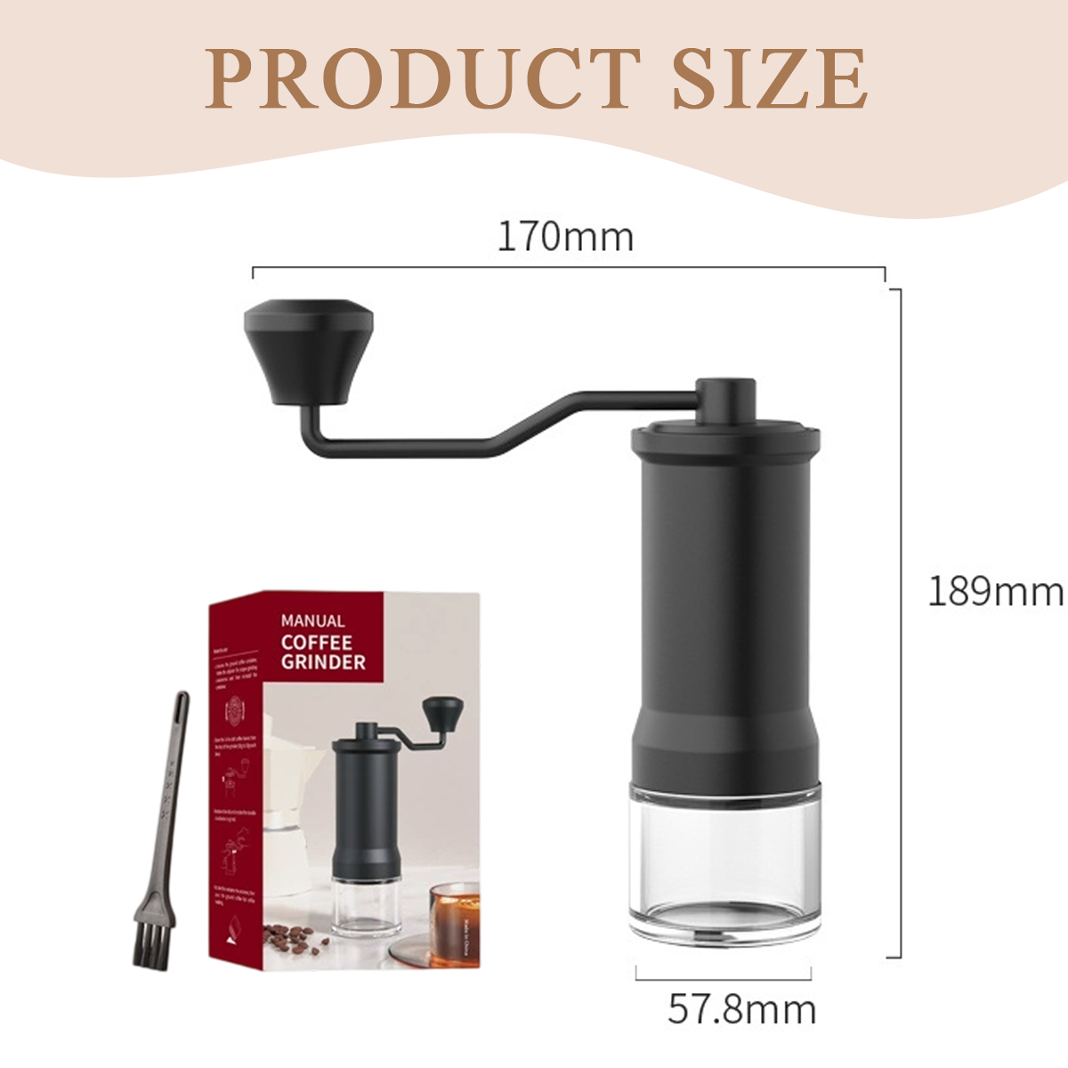 Eine manuelle Kaffeemühle mit Maßen. Eine Box, eine Bürste und eine Tasse sind ebenfalls daneben. Schwarz und transparent.