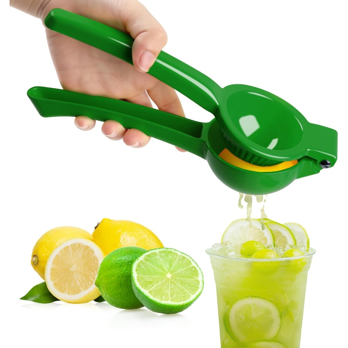 Eine Hand quetscht eine grüne Zitruspresse über ein Glas Limonade, mit Zitronen, Limetten und Saft im Vordergrund.