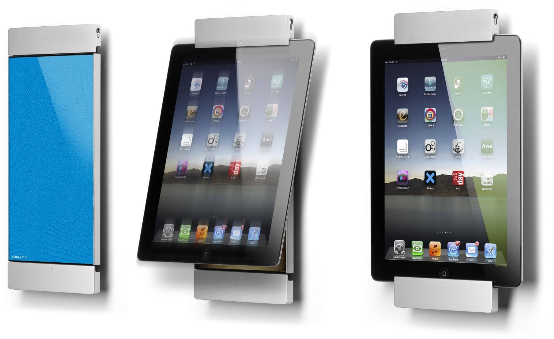 Drei iPads in silbernen Haltern. Eines hat eine blaue Oberfläche, die anderen zeigen App-Symbole.