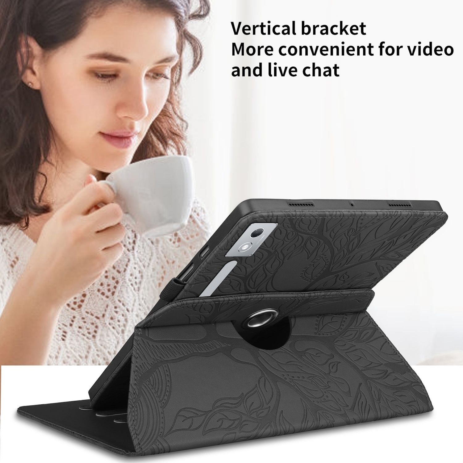 Eine Frau hält eine weiße Tasse, im Vordergrund eine schwarze Tablet-Hülle, die für Video und Live-Chat entwickelt wurde.